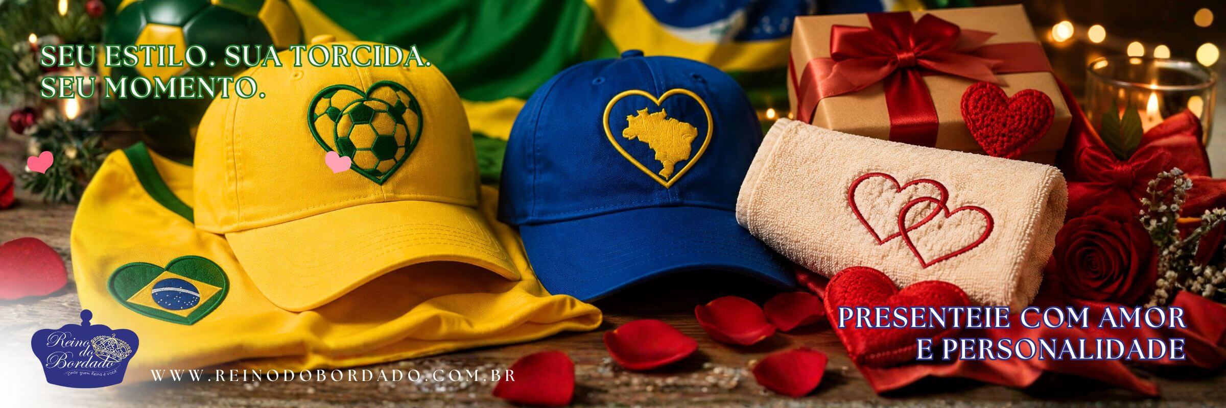 Boné amarelo bordado com um coração de bola de futebol e boné azul com o mapa do Brasil dentro de um coração, ao lado de uma toalha bege com corações entrelaçados e uma caixa de presente. O fundo traz a bandeira do Brasil e pétalas de rosa vermelhas com os textos "Seu Estilo. Sua Torcida. Seu Momento." e "Presenteie com amor e personalidade".