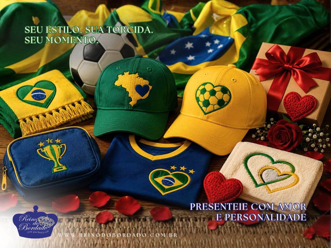 Boné amarelo bordado com um coração de bola de futebol e boné azul com o mapa do Brasil dentro de um coração, ao lado de uma toalha bege com corações entrelaçados e uma caixa de presente. O fundo traz a bandeira do Brasil e pétalas de rosa vermelhas com os textos "Seu Estilo. Sua Torcida. Seu Momento." e "Presenteie com amor e personalidade".
